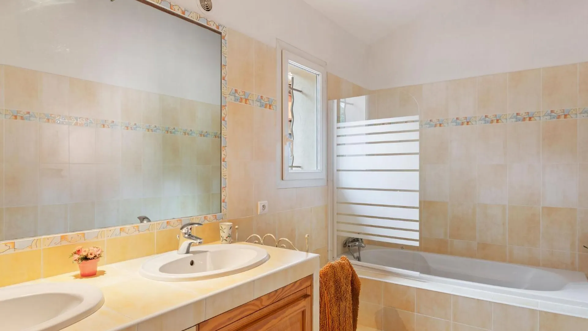 Charming Holiday Home In Lorgues With Private Pool Villa
